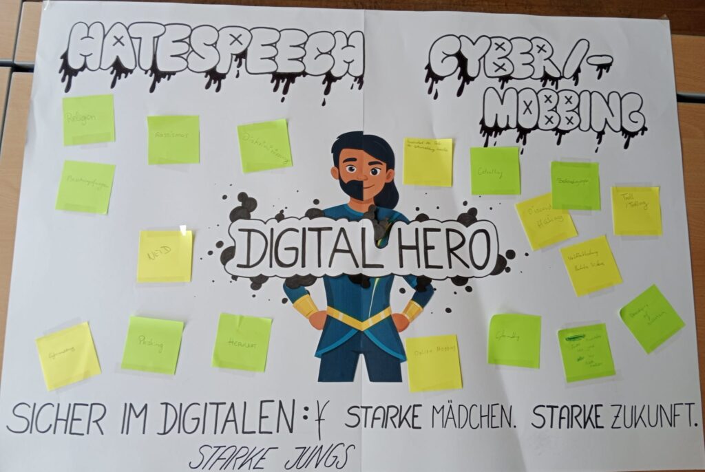 Plakat der Gewinnerin: Unter den Worten "HATESPEECH" und "CYBERMOBBING" kleben bunte Post-Its mit verschiedenen Begriffen zum Thema.