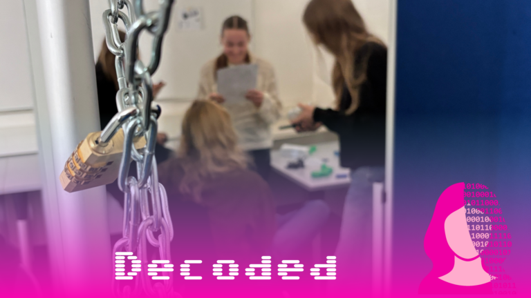 Studentinnen hinter einem Vorhangschloss