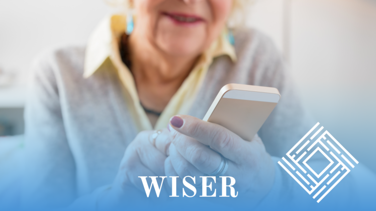 Ältere Frau arbeitet am Smartphone